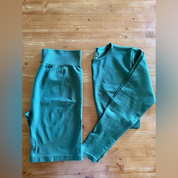 PrettyLittleThing Teal Activewear Two-Piece Set - Picture 2 of 5